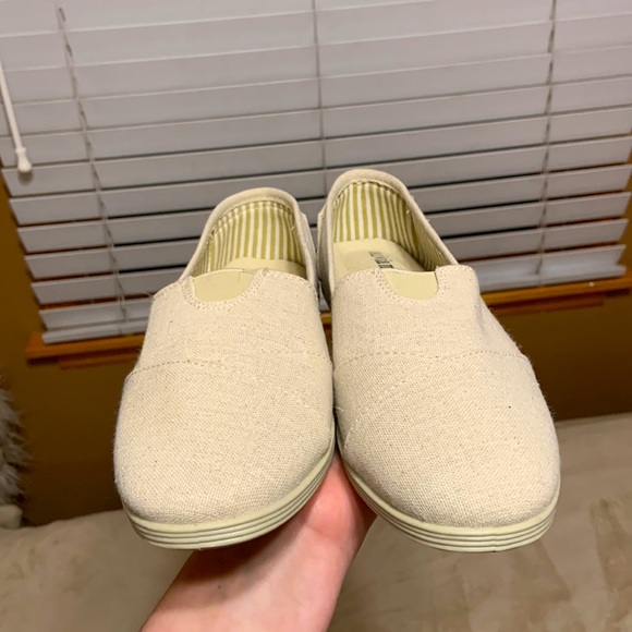 Size 8 Tan Olivia Miller flats - Picture 4 of 5